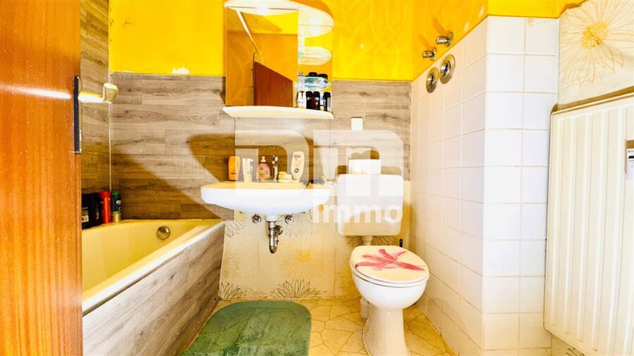 Schöne Zwei-Zimmer Wohnung im beliebten Stadtteil Wettbergen mit Balkon und Panoramablick - Badezimmer / Wanne
